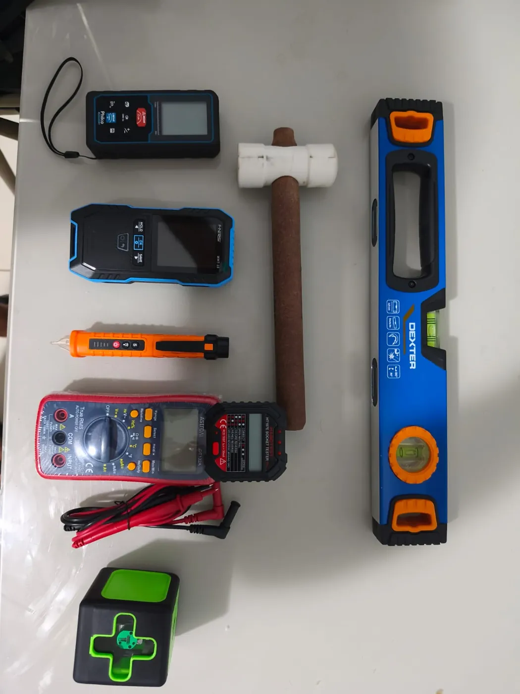 Kit de equipamentos da vistoria: trena a laser, medidor de umidade, detector de tensão, multímetro, martelo de borracha, nível e nível a laser