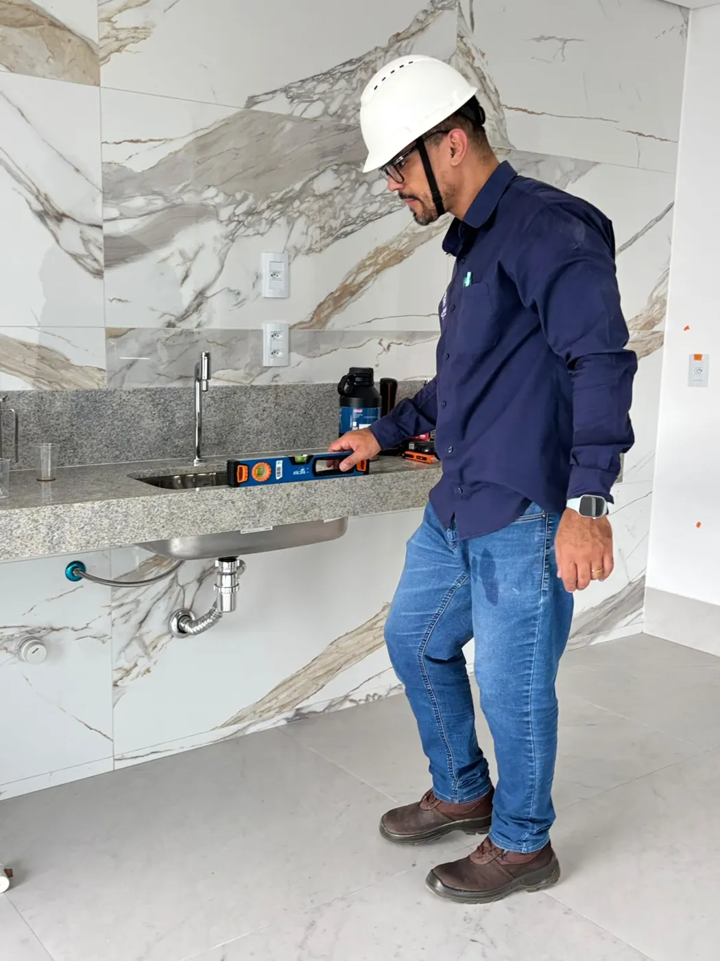 Engenheiro conferindo o nível da bancada da cozinha
