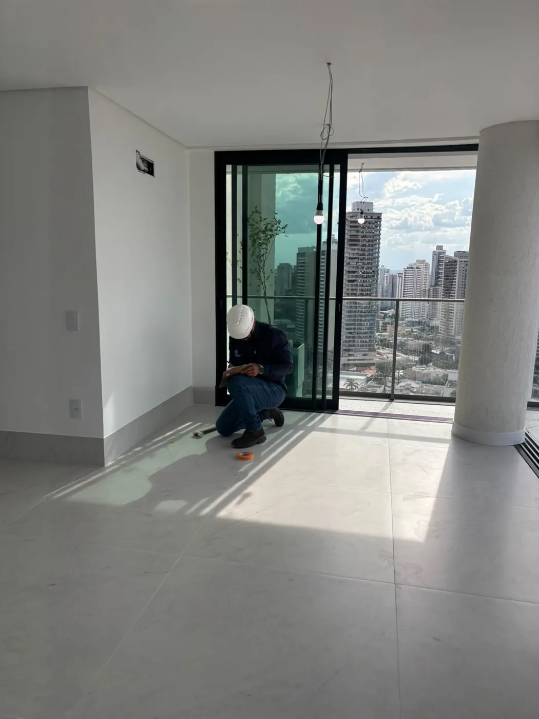 Inspeção do piso próximo à varanda